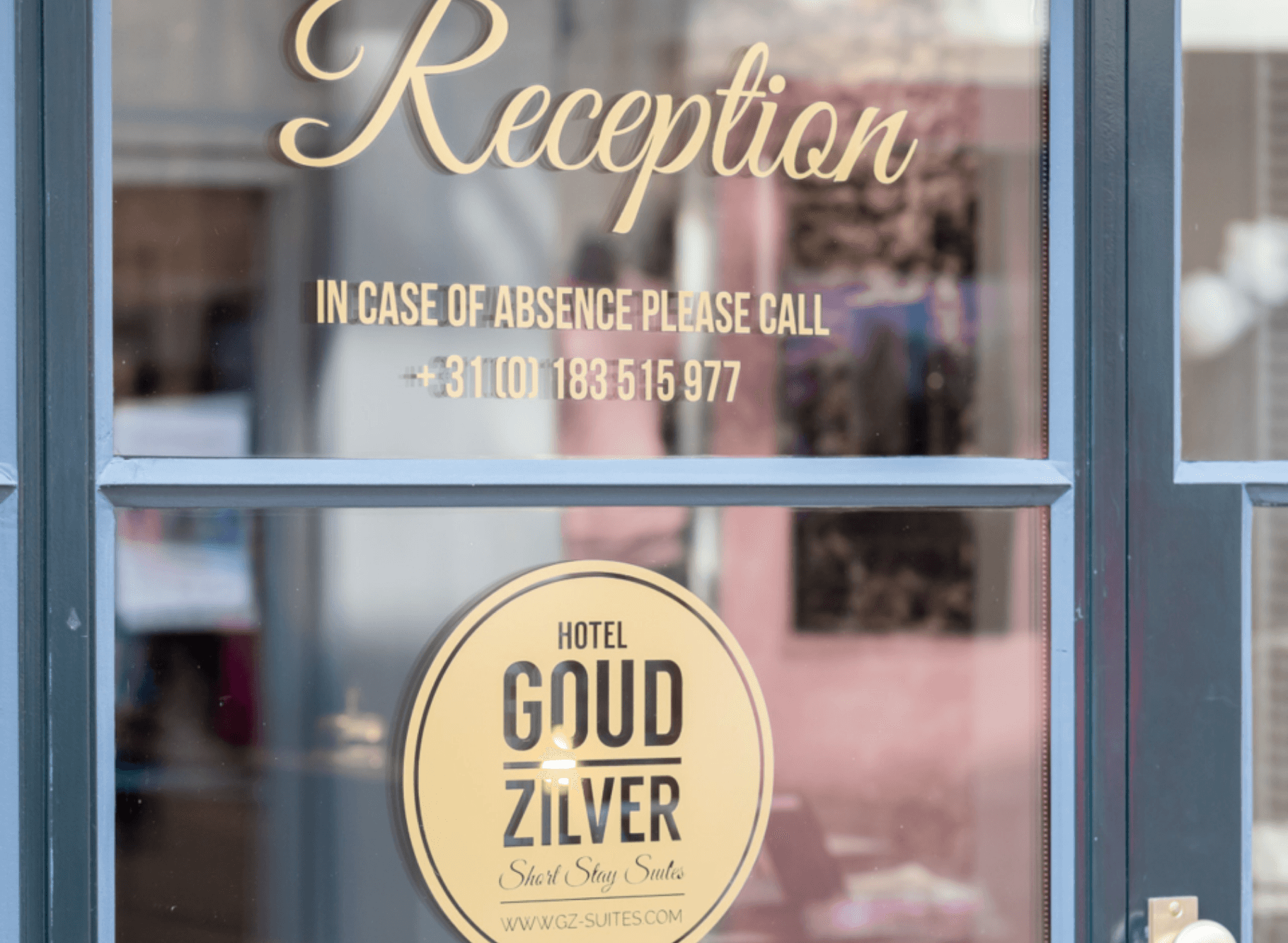 Deur van de receptie van hotel Goud en Zilver