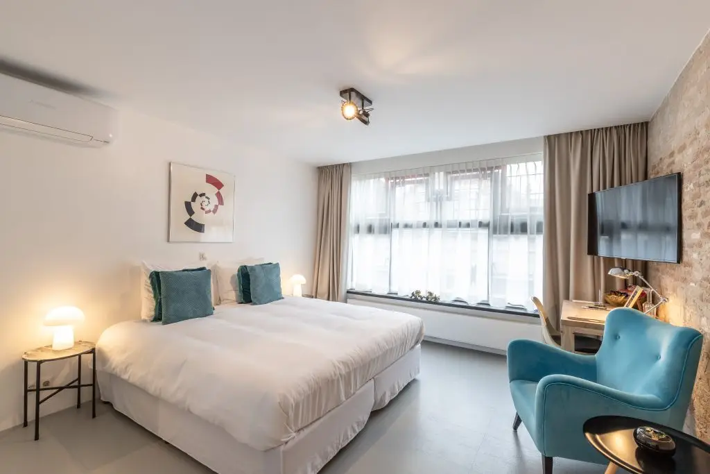 Suite 12 Hotel Goud en Zilver Kingsize bed met airco