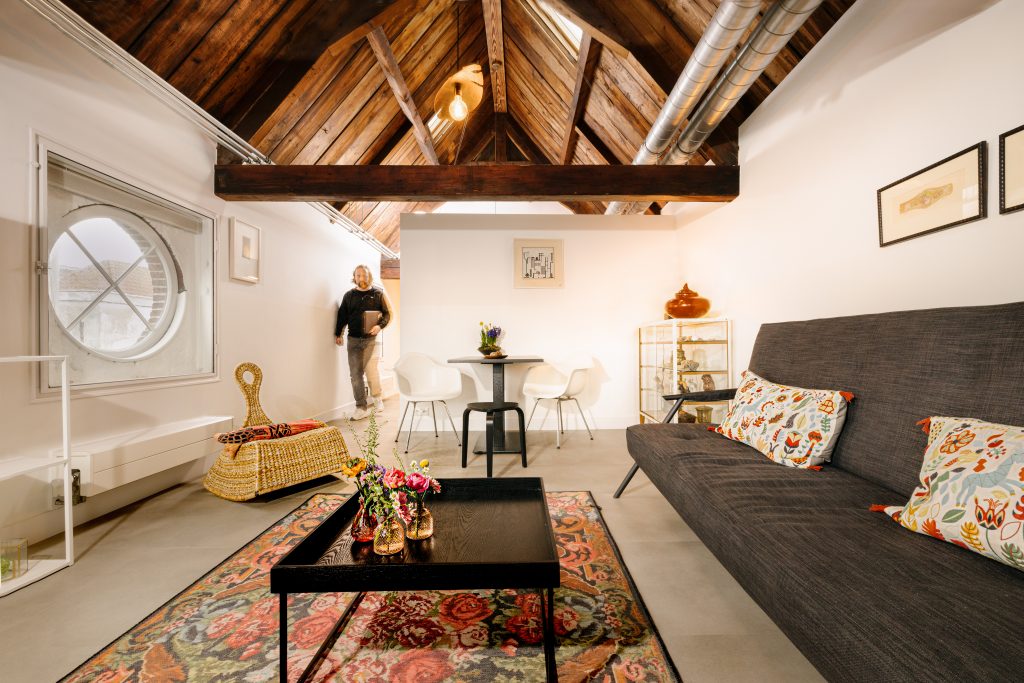 Longstay suite 24 hotel Goud & Zilver met persoon in de kamer