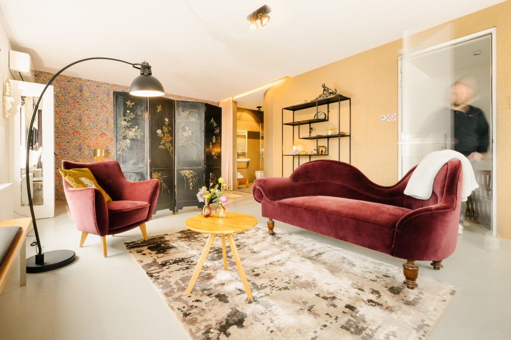 Longstay suite 15 hotel Goud & Zilver met persoon in de kamer