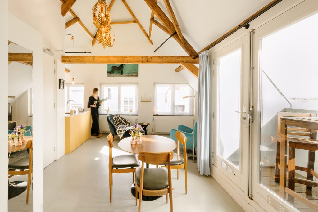 Longstay suite 16 hotel Goud & Zilver met persoon in de kamer