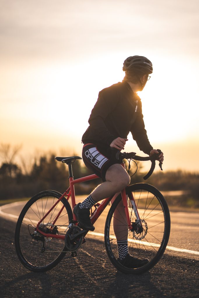 Man/vrouw op fiets Gorinchem hotel Goud en Zilver