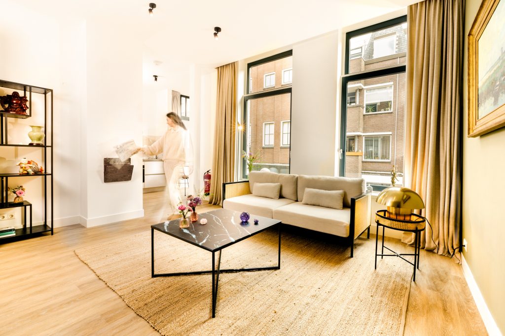Longstay suite 26 hotel Goud & Zilver met persoon in de kamer