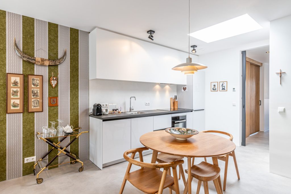 Keuken en eettafel longstay suite 19 hotel Goud en Zilver