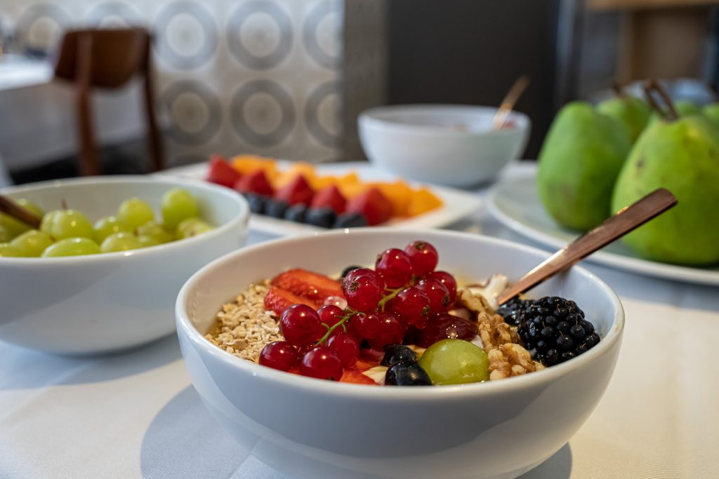 Table with fruit in breakfast restaurant La Kantina at hotel Gold and Silver