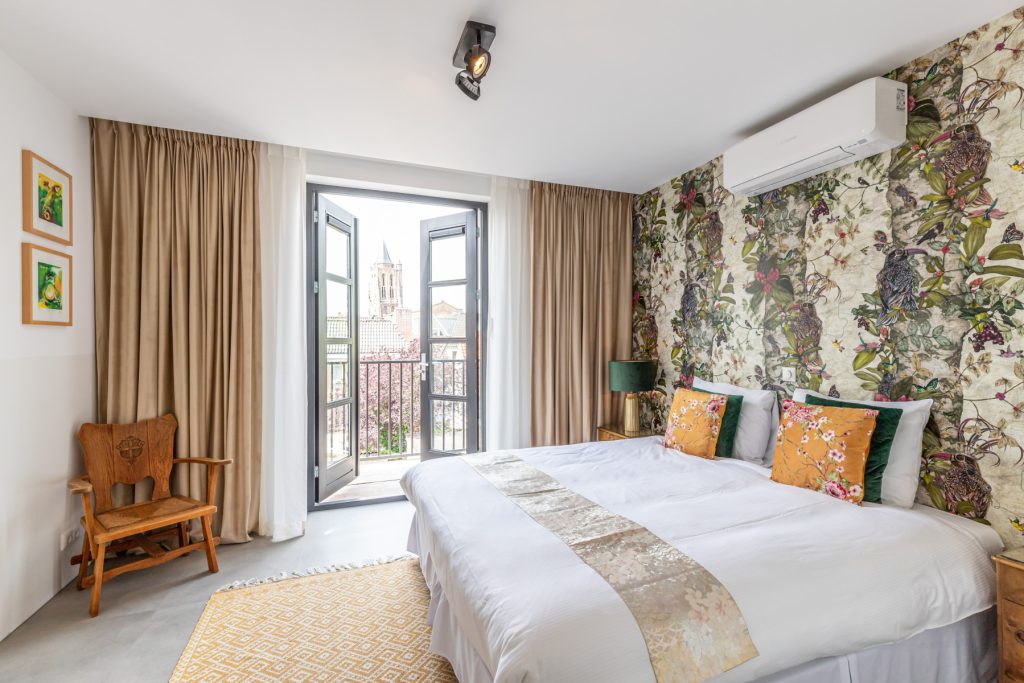 Slaapruimte met openslaande deuren naar terras longstay suite 19 hotel Goud en Zilver