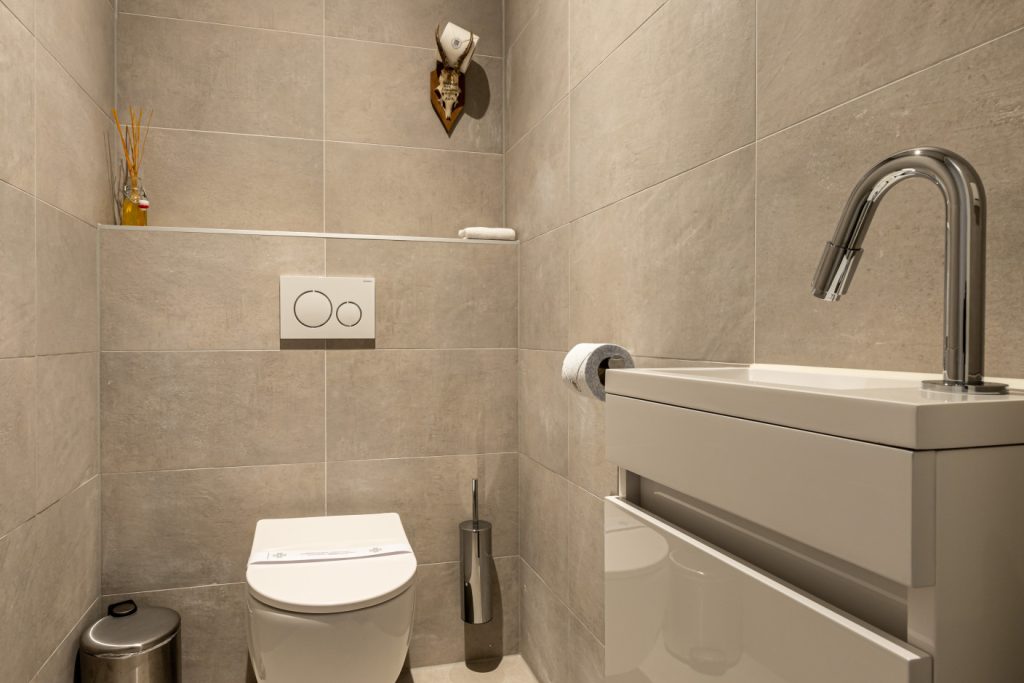 Apart toilet suite 18