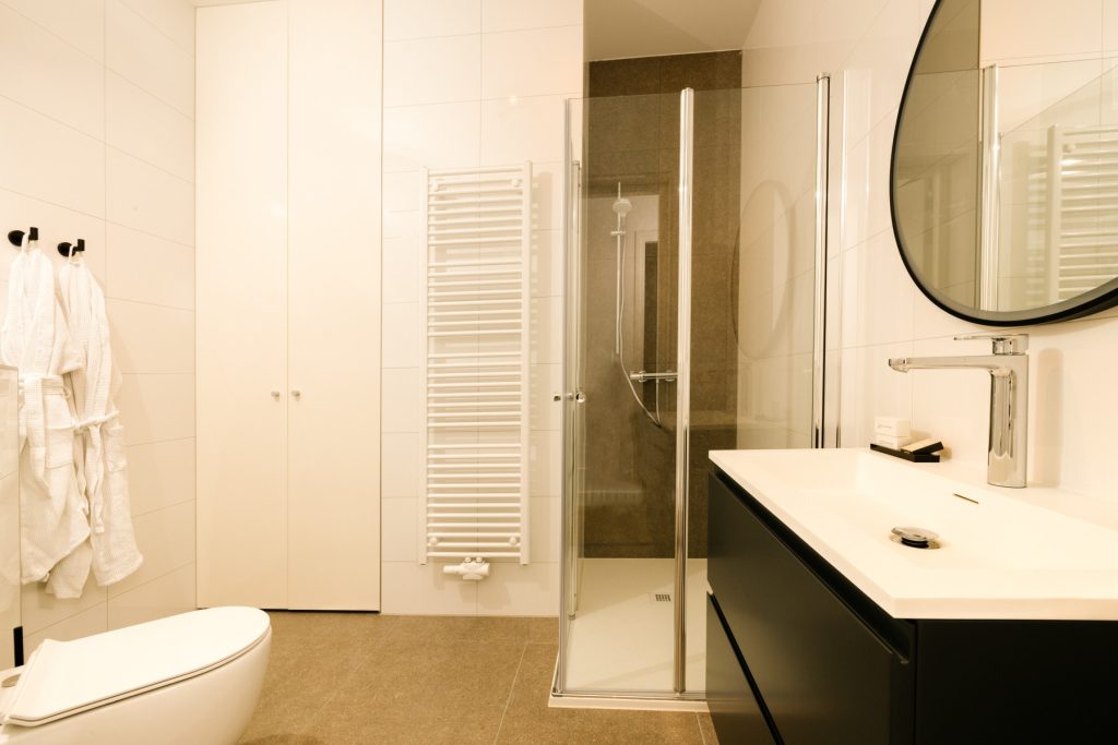 Bathroom longstay suite 26 hotel Gold and Silver