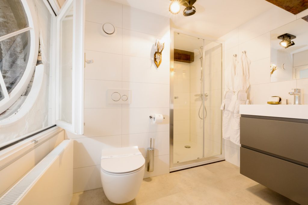 Bathroom longstay suite 24 hotel Gold and Silver