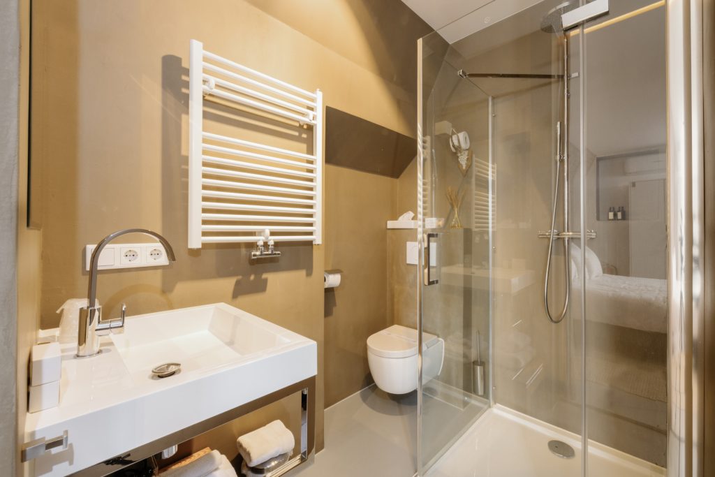 Bathroom longstay suite 15 hotel Gold and Silver