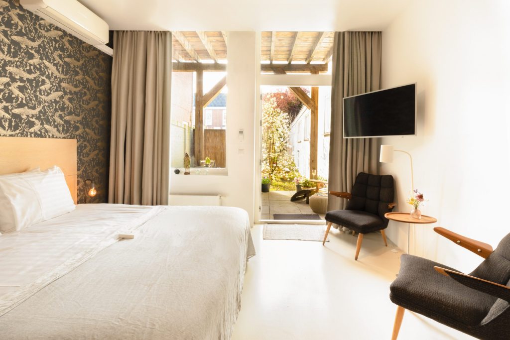 Room / suite 9 with open doors to the garden hotel Gold and Silver