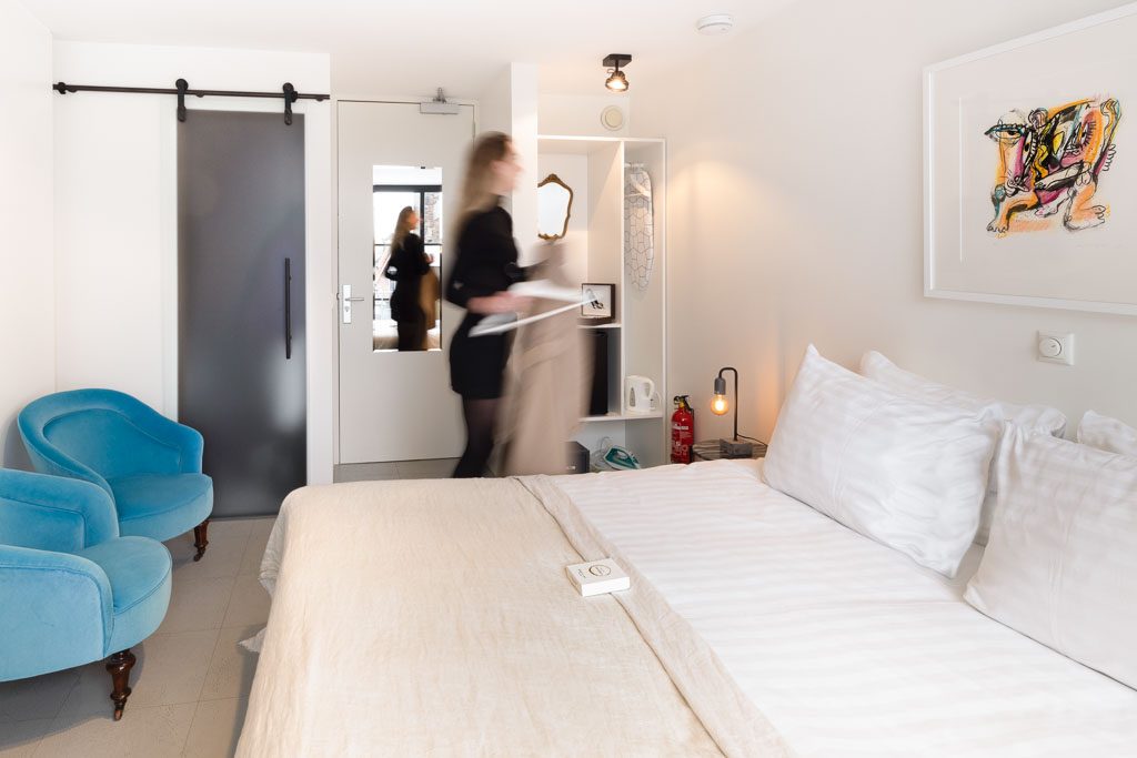 Woman in basic suite hotel Gold and Silver